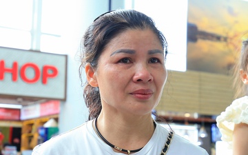 Mẹ Quang Hải mắt ngấn lệ chia tay con trai ở sân bay