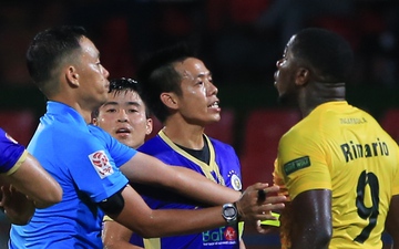 Cầu thủ Hà Nội FC và Hải Phòng căng thẳng sau tình huống Hùng Dũng nằm sân