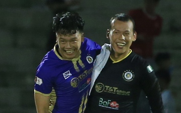 Thành Chung cứu thua đưa Hà Nội FC lên đỉnh bảng, nhảy lên ôm chầm Tấn Trường ăn mừng