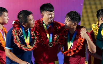 Tuyển thủ U23 chấn thương được đồng đội U19 Việt Nam dìu lên nhận thưởng
