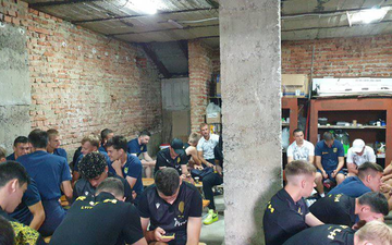 Các cầu thủ Ukraine vừa đá giải vô địch quốc gia vừa nghe ngóng xuống hầm trú ẩn