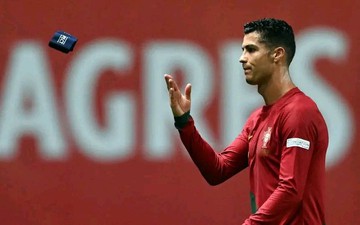 Ronaldo lại ném băng đội trưởng Bồ Đào Nha