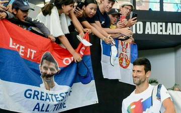 Djokovic rạng rỡ trở lại Australia sau 1 năm bị trục xuất