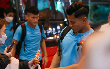 Văn Thanh được người hâm mộ tặng quà khi ghi bàn vào lưới Thái Lan
