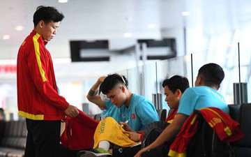 Quế Ngọc Hải xin chữ kí đồng đội, Văn Lâm gặp người quen ở sân bay