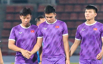 Quế Ngọc Hải bắt tay Việt Anh, bày tỏ quyết tâm cao trước trận đấu với Thái Lan