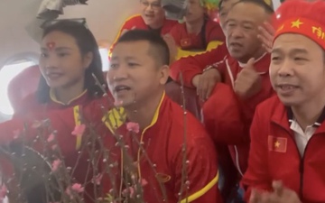 CĐV mặc áo đỏ, mang hoa đào sang Thái Lan cổ vũ đội tuyển Việt Nam