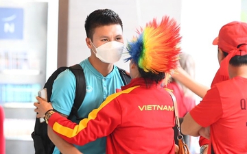 Mẹ Quang Hải ôm con trai động viên trước trận quyết đấu với ĐT Thái Lan