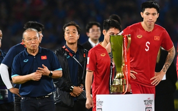 HLV Park Hang-seo và học trò lặng lẽ ngắm nhìn cúp vô địch AFF Cup