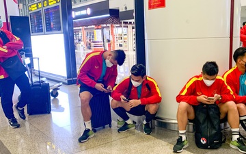 Đội tuyển Việt Nam về nước: Các cầu thủ mệt nhoài, ngồi chờ lấy hành lý