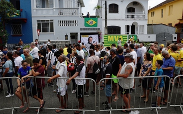 ''Biển người'' Brazil vào viếng Vua bóng đá Pele