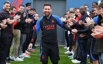 Đồng đội xếp hàng chào đón Messi trở lại Paris