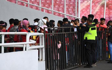 Đội tuyển Việt Nam được hộ tống đến sân, an ninh siết chặt trước trận bán kết