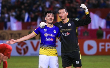 Cầu thủ Hà Nội FC ôm nhau ăn mừng sau chiến thắng kịch tính trước CLB CAHN
