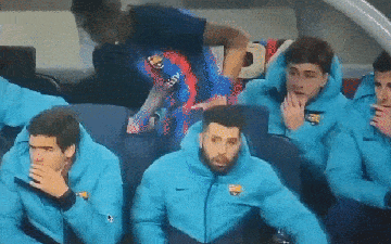 Sao Barca đấm thùm thụp vào ghế của đồng đội ở trận hòa MU