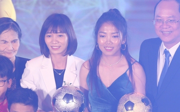 Huỳnh Như cực nhây cùng Thuỳ Trang, người hâm mộ vây kín dàn cầu thủ Quả bóng vàng Việt Nam 2022