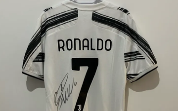 Áo có chữ ký Ronaldo được bán đấu giá để cứu trợ động đất Thổ Nhĩ Kỳ
