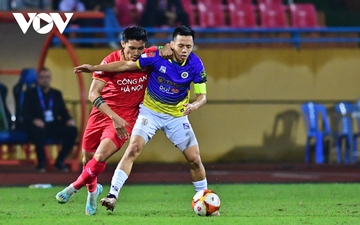 Văn Hậu thi đấu “không nương chân” với các đồng đội cũ ở Hà Nội FC
