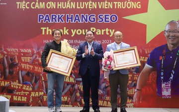 HLV Park Hang-seo và trợ lý Lee Young-jin nhận bằng khen trước khi chia tay Việt Nam