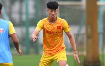 Vừa sát cánh ở U20 châu Á, đôi bạn thân Quốc Việt, Văn Trường đã phải đối đầu nhau ở U23 Việt Nam
