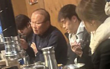 Văn Toàn lắng nghe HLV Park Hang-seo tâm sự trên bàn ăn tại Hàn Quốc