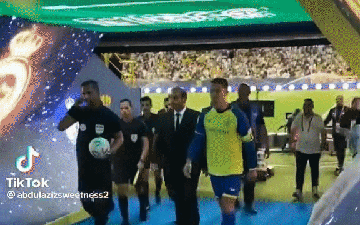 Phản ứng gây chú ý của Ronaldo khi bắt gặp một cậu bé hô to 'Messi giỏi hơn nhiều'