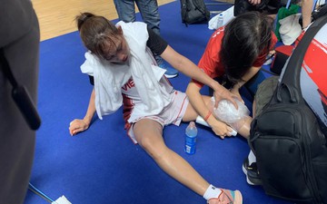 Nữ VĐV bóng rổ Việt Nam cắn răng thi đấu tại SEA Games dù chấn thương, tạo ra thành tích nức lòng người hâm mộ