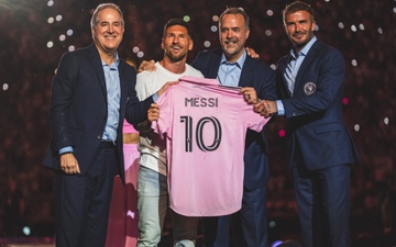 Messi ra mắt Inter Miami, Beckham trao tận tay áo số 10