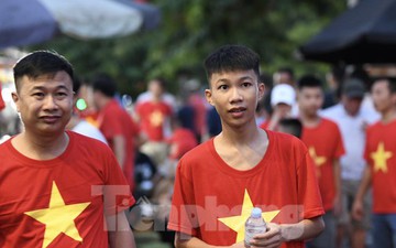 Sau cơn mưa, người hâm mộ Phú Thọ quyết nhuộm đỏ sân Việt Trì, cổ vũ U23 Việt Nam