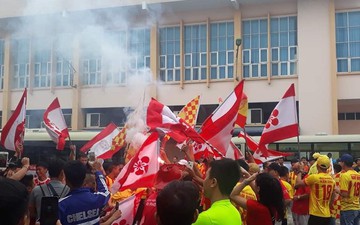 CĐV Hải Phòng đốt pháo sáng cổ vũ Nam Định trong ngày đá play-off tranh vé tham dự V.League 2019