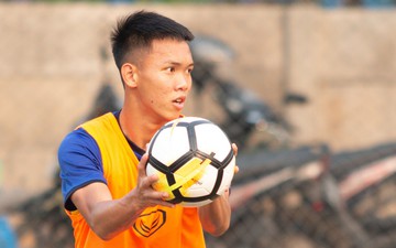 Mặt sân quá xấu, U19 Việt Nam đành ngậm ngùi tập ném bóng thay đá bóng