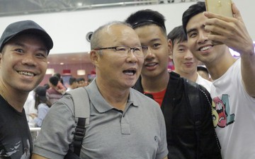 Thầy Park làm biểu cảm đáng yêu khi chụp ảnh cùng fan, Đức Chinh hóa nhiếp ảnh gia trong ngày đội tuyển Việt Nam lên đường tập huấn