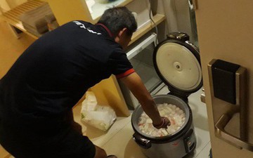HLV trưởng U19 Việt Nam nửa đêm vào bếp nấu cháo cá cho toàn đội chống đói