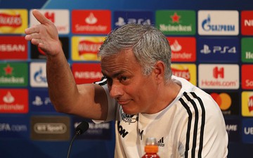 Jose Mourinho cười khẩy trước tin đồn bị Zidane "cướp ghế"