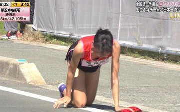 Bị chuột rút, nữ VĐV chạy tiếp sức Nhật Bản bò đến chảy máu 2 đầu gối để giao khăn cho đồng đội
