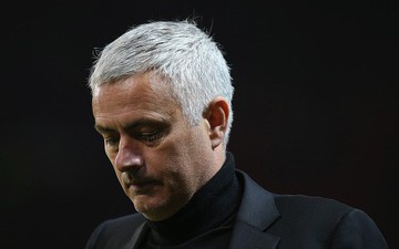 Mourinho rời xe bus của MU, một mình đi bộ đến Old Trafford trước trận gặp Juve