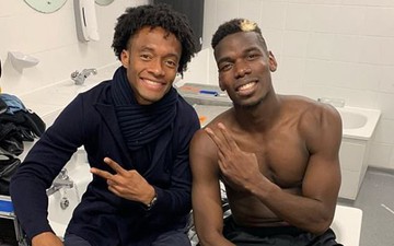 MU vừa thua trận, Pogba đã hớn hở chụp ảnh cùng túi quà của Juventus