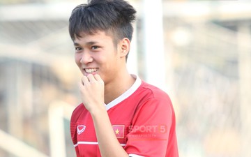 Phát hiện thêm một "hot boy U19" sở hữu nụ cười ngọt ngào, từng được ví tài năng như Văn Toàn 