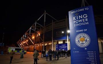 Fan Leicester mang hoa tới sân, lo sợ kịch bản xấu xảy ra với vị chủ tịch đáng kính