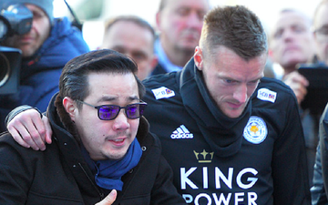 Tập thể cầu thủ Leicester "chết lặng" trước khu tưởng niệm vị Chủ tịch quá cố