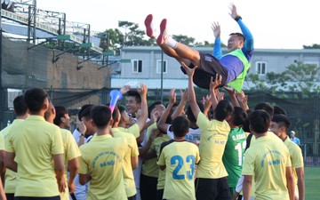 Huyền thoại AFF Cup Dương Hồng Sơn vỡ òa trong ngày có danh hiệu đầu tiên trong sự nghiệp huấn luyện