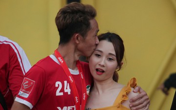 Tiền vệ U23 Việt Nam tình tứ hôn bạn gái ngày Viettel chính thức nhận Cúp vô địch hạng Nhất 2018