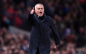 Man Utd 3-2 Newcastle: Quỷ đỏ ngược dòng thần kỳ, Mourinho sẽ được cứu?