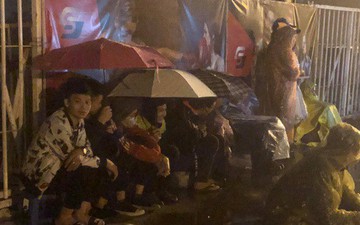 Người dân đội mưa, vạ vật thâu đêm xếp hàng mua vé xem trận Việt Nam - Malaysia tại AFF Cup 2018