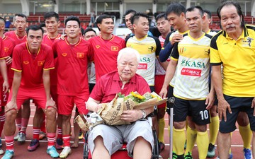 Đội tuyển Việt Nam vô địch AFF Cup 2008 tái xuất sân cỏ, quyên góp được 12 triệu đồng cho cựu cầu thủ Sài Gòn