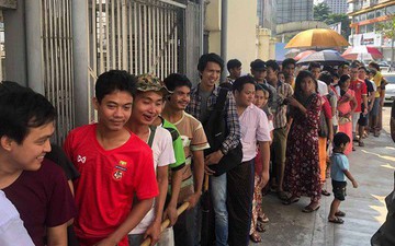 Trời nắng nóng, không có lực lượng bảo vệ, người Myanmar vẫn trật tự xếp hàng mua vé xem trận gặp Việt Nam