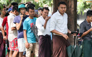 Đi xem CĐV Myanmar xếp hàng mua vé cũng thấy đậm đà bản sắc văn hoá truyền thống