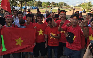 Đỏ rực cờ hoa trên đất Lào, CĐV Việt Nam biến sân khách thành "sân nhà" tại AFF Cup 2018