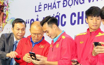 Cầu thủ đội tuyển Việt Nam khiến fan "tan chảy" với hành động tặng 71 chỉ vàng và 100 triệu đồng cho người nghèo