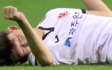 Cầu thủ Hàn Quốc từng góp mặt trong trận thắng Việt Nam ở ASIAD 2018 ngã gãy cổ trên sân